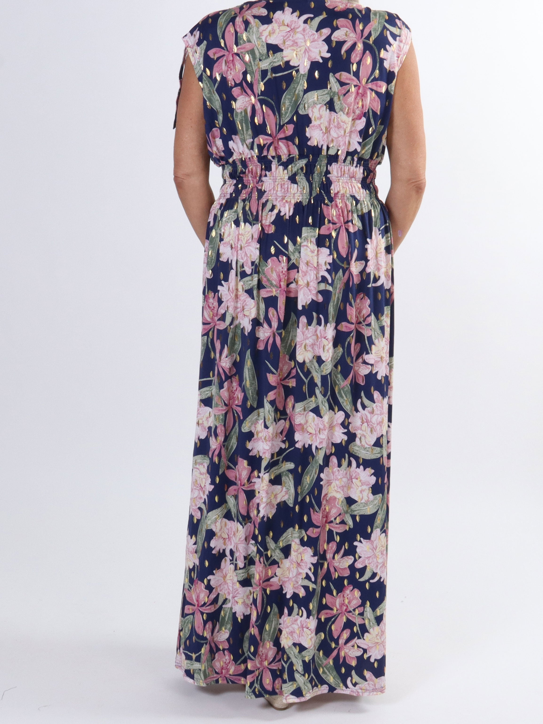 Pams Flower Sleeveless - Lang blomstret plus size kjole i krølfrit stof